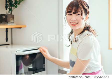 Female using a microwave (smile) 85563865