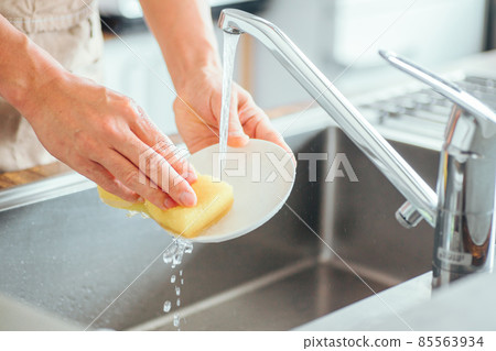 Female washing (hand) 85563934