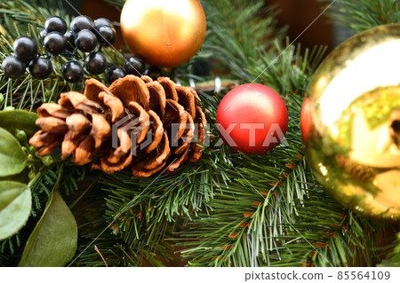 Christmas wreath close-up 85564109