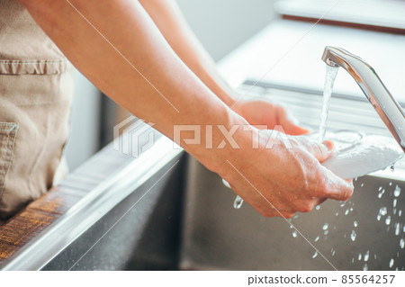 Man washing (without face) Man washing (without face) 85564257