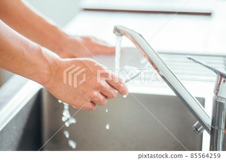 Man washing (without face) 85564259