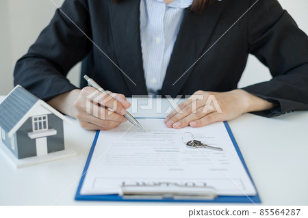 agents working in real estate investment and home insurance signing contracts in accordance with the home buying insurance agreements approving purchases for clients agents working in real estate investment and home insurance signing contracts in accordance with the home buying insurance agreements approving purchases for clients 85564287