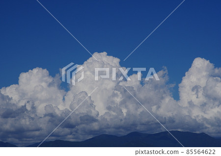 發生在山上的雄偉的積雲 發生在山上的雄偉的積雲 85564622