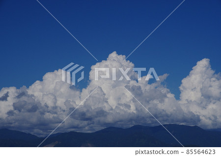 發生在山上的雄偉的積雲 發生在山上的雄偉的積雲 85564623