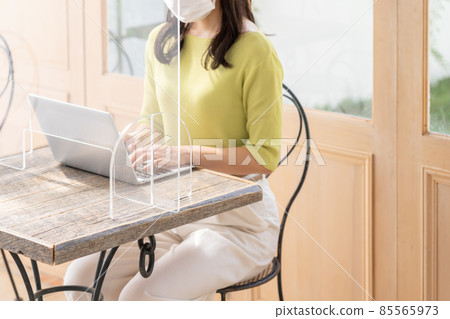 在個人電腦上工作以防止電暈飛沫感染的年輕女性（企業） 85565973