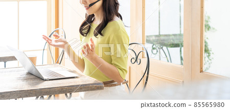 年輕女子（商務）開在線會議 85565980