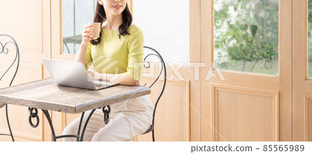 使用電腦在咖啡館工作的年輕女性（商業） 85565989