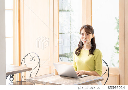 使用電腦在咖啡館工作的年輕女性（商業） 85566014