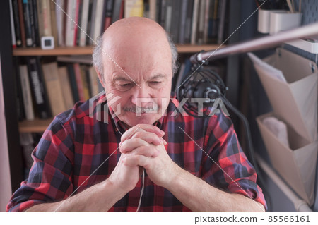 Senior businessman motivation speaker using video camera making video 85566161