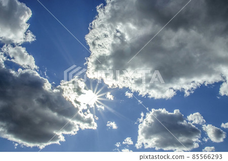 從積雲之間射出的陽光 [光影] 85566293