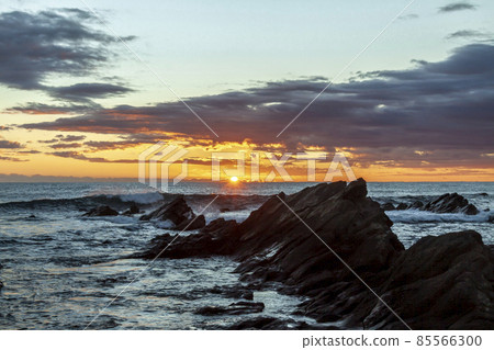 Sunrise of the Cretaceous Formation [Hiraiso, Hitachinaka City, Ibaraki Prefecture] 85566300