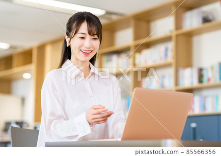 Young woman having a web conference in the office Young woman having a web conference in the office 85566356