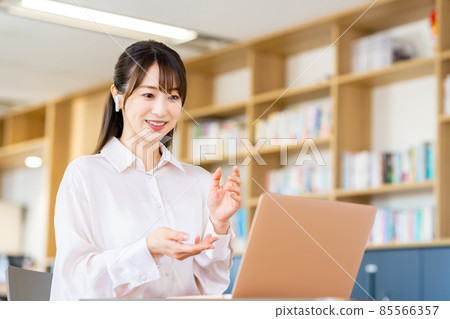 Young woman having a web conference in the office Young woman having a web conference in the office 85566357