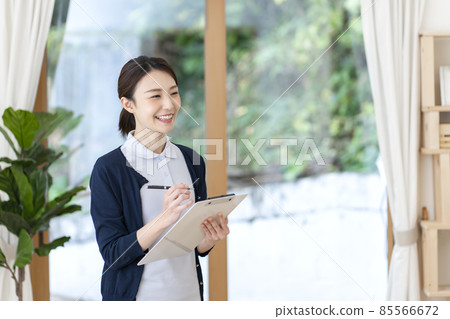 年輕的女性照顧者 年輕的女性照顧者 85566672