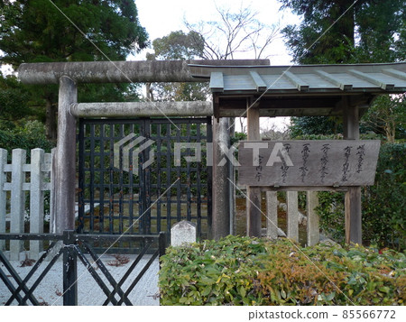 佐賀天皇公主內子內神墓、內子內神墓、嵐山嵯峨野、京都右京區、石牌坊和鐵門關閉 佐賀天皇公主內子內神墓、內子內神墓、嵐山嵯峨野、京都右京區、石牌坊和鐵門關閉 85566772