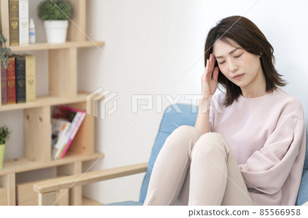 A woman with poor health 85566958