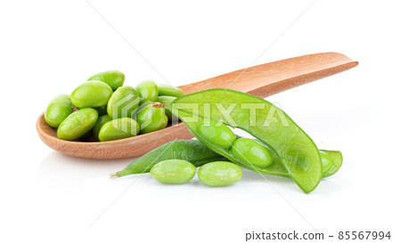 Soybeans in wood spoon isokated on white 85567994