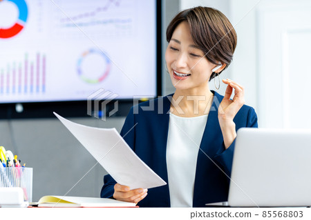 Career woman working in the office 85568803