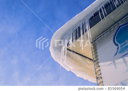 即將落下的屋頂上的雪（簷口）和冰柱[長野縣] 85569054