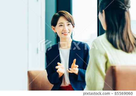 中年女性諮詢策劃師 85569060