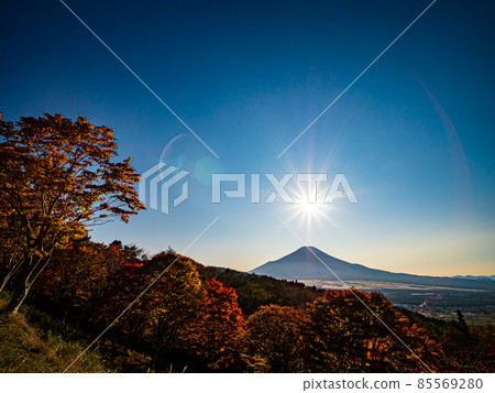 富士山和陽光明媚的秋天 85569280