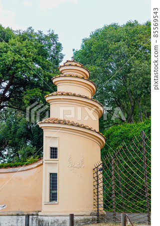 Villa Borghese-Roman Zoo (Bioparco di Roma) with an interestingly shaped spiral gatepost (Ita) Villa Borghese-Roman Zoo (Bioparco di Roma) with an interestingly shaped spiral gatepost (Ita) 85569543