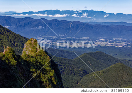 從八嶽山脈和橫岳以及中阿爾卑斯山脈看到的大型同心岩峰 85569560