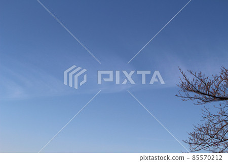 A pattern that forms a straight line in the blue sky Clouds and trees 85570212