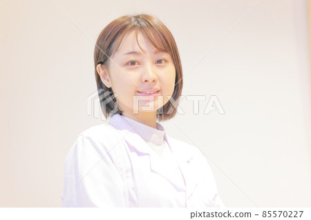 笑臉白大褂女3 85570227