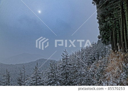 被寒潮凍結的里山 85570253