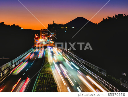 黃昏時的湘南紅天 134 號公路和遠處漂浮的富士山剪影 85570658