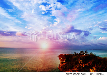 Beautiful sunset on the sea Beautiful sunset on the sea 85570962