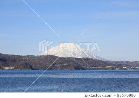 Mt. Yotei in the snow seen from Lake Toya 85570996