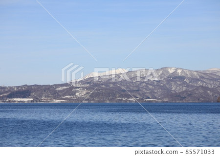 Mt. Shiribetsu seen from Lake Toya 85571033