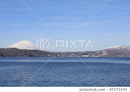 Mt. Shiribetsu and Mt. Yotei seen from Lake Toya 85571034
