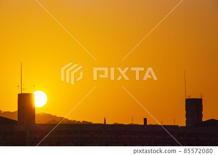 建築物上空的日出 85572080