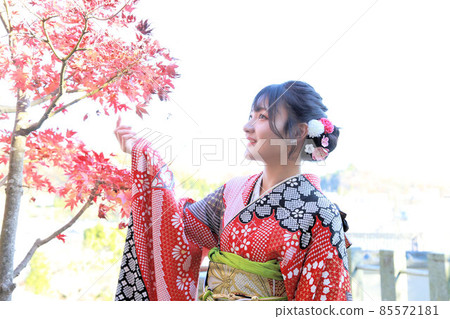 在日本外景拍攝的furisode外景地拍攝成人前日本女人 在日本外景拍攝的furisode外景地拍攝成人前日本女人 85572181