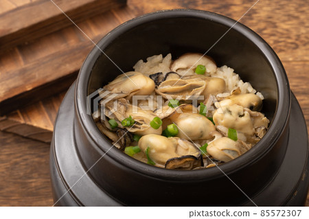 Oyster Kamameshi: Rice cooked with oysters 85572307