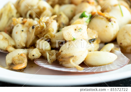 Grilled scallop cook with garlic background Grilled scallop cook with garlic background 85572722