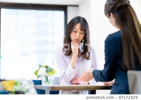 A young woman who consults with her worries 85572829
