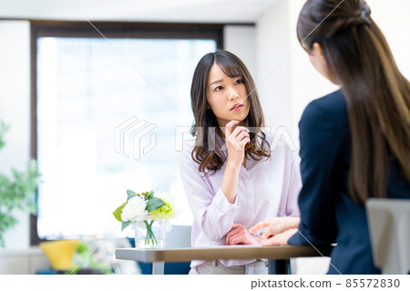 A young woman who consults with her worries 85572830