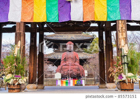 Yagatoyama Kosho-ji Temple in winter, Kadomatsu of the middle gate and Heisei Daibutsu <Nagoya City, Aichi Prefecture> 85573151