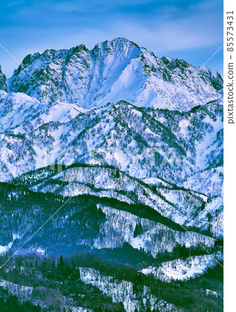 Mt. Tsurugi in winter where you can clearly see the jagged ridgeline like Godzilla's back. It is the scenery of the early moon side seen from the Sea of Japan side. 85573431