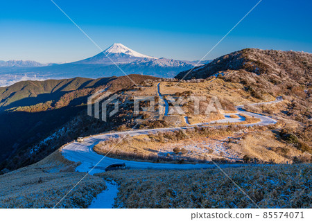 (靜岡縣)從大雪紛飛的達磨山高原上看到的富士山 (靜岡縣)從大雪紛飛的達磨山高原上看到的富士山 85574071
