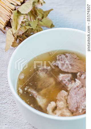 在白色碗的韓國食物Galbitang盤 85574807