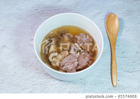 在白色碗的韓國食物Galbitang盤 在白色碗的韓國食物Galbitang盤 85574808