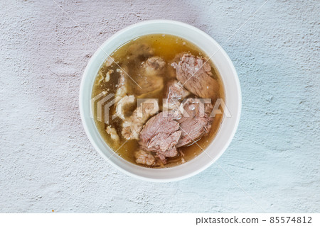 在白色碗的韓國食物Galbitang盤 85574812