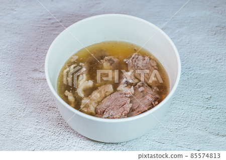 在白色碗的韓國食物Galbitang盤 85574813