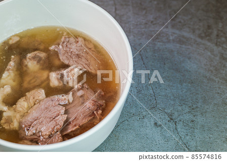 在白色碗的韓國食物Galbitang盤 在白色碗的韓國食物Galbitang盤 85574816