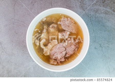 在白色碗的韓國食物Galbitang盤 在白色碗的韓國食物Galbitang盤 85574824